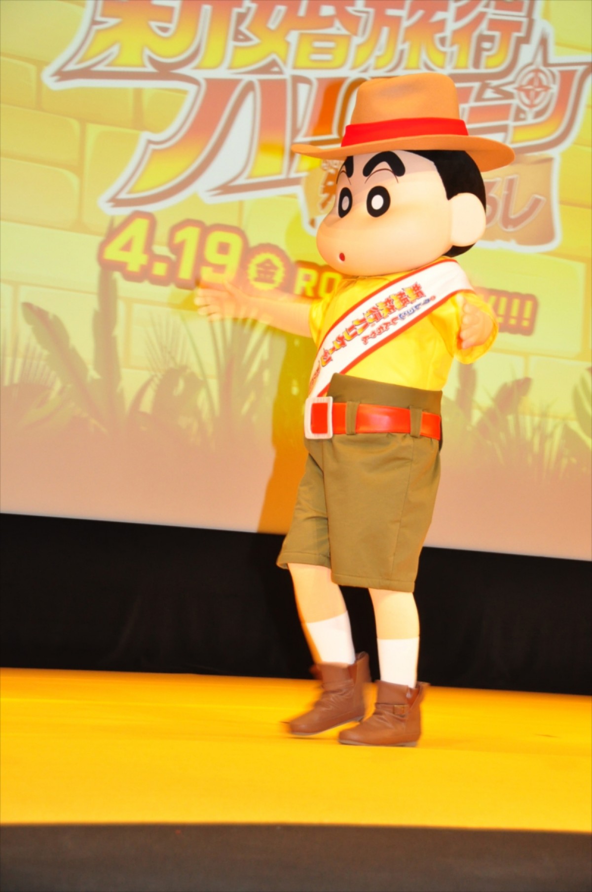 小島よしお、海パン一丁でしんちゃんとのコラボに子どもたちから悲鳴＆拍手！