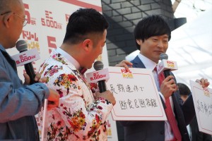 （左から）「ドリームジャンボ宝くじ」「ドリームジャンボミニ」発売記念イベントに登場した和牛（水田信二、川西賢志郎）