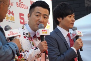 （左から）「ドリームジャンボ宝くじ」「ドリームジャンボミニ」発売記念イベントに登場した和牛（水田信二、川西賢志郎）