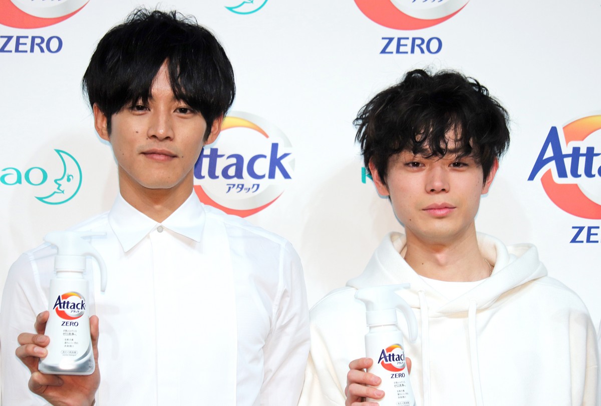 （左から）花王「アタックZERO 新CM発表会」に登場した松坂桃李、菅田将暉