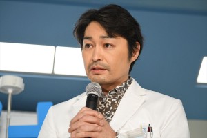新水曜ドラマ『白衣の戦士！』囲み取材会に登場した安田顕