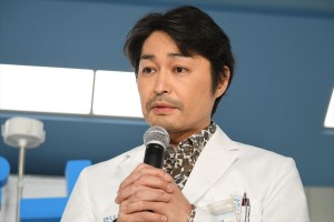 新水曜ドラマ『白衣の戦士！』囲み取材会に登場した安田顕