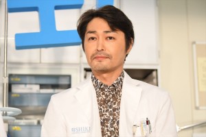 新水曜ドラマ『白衣の戦士！』囲み取材会に登場した安田顕