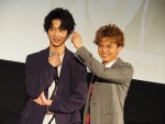 （左から）『4月の君、スピカ。』初日舞台挨拶に登場した鈴木仁、佐藤大樹