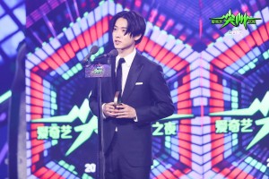 山崎賢人、中国のエンターテイメントアワード「IQIYI授賞式」にてアジアベスト俳優賞受賞！