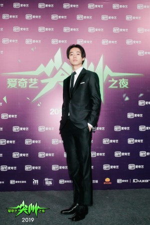 山崎賢人、中国のエンターテイメントアワード「IQIYI授賞式」にてアジアベスト俳優賞受賞！