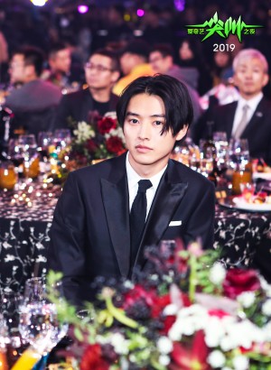 山崎賢人、中国のエンターテイメントアワード「IQIYI授賞式」にてアジアベスト俳優賞受賞！