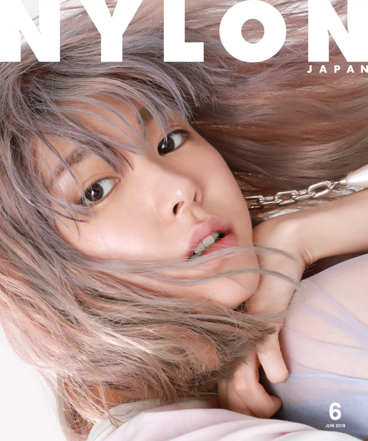 雑誌「NYLON JAPAN」6月号表紙（表面）