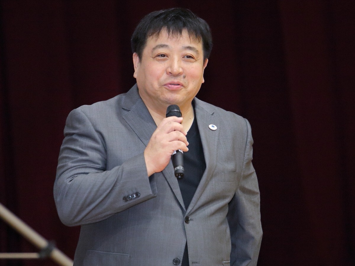 TAKAHIRO、ロケ地の高校にサプライズ登場！ 男子生徒からも「かっこいい！」