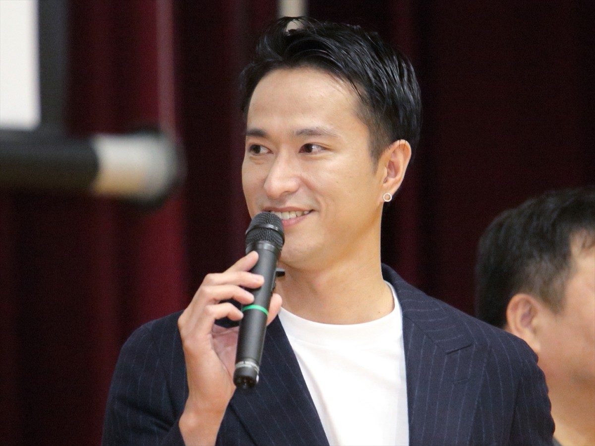 TAKAHIRO、ロケ地の高校にサプライズ登場！ 男子生徒からも「かっこいい！」