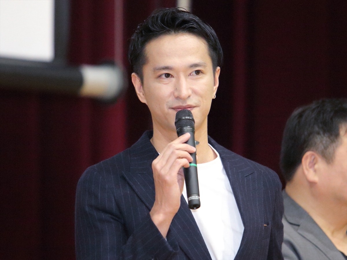 TAKAHIRO、ロケ地の高校にサプライズ登場！ 男子生徒からも「かっこいい！」