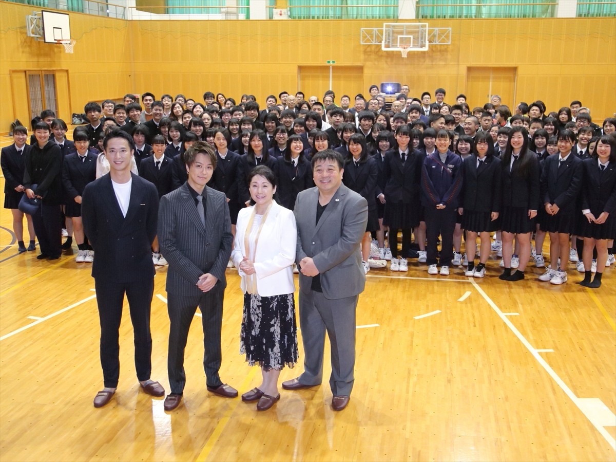 TAKAHIRO、ロケ地の高校にサプライズ登場！ 男子生徒からも「かっこいい！」