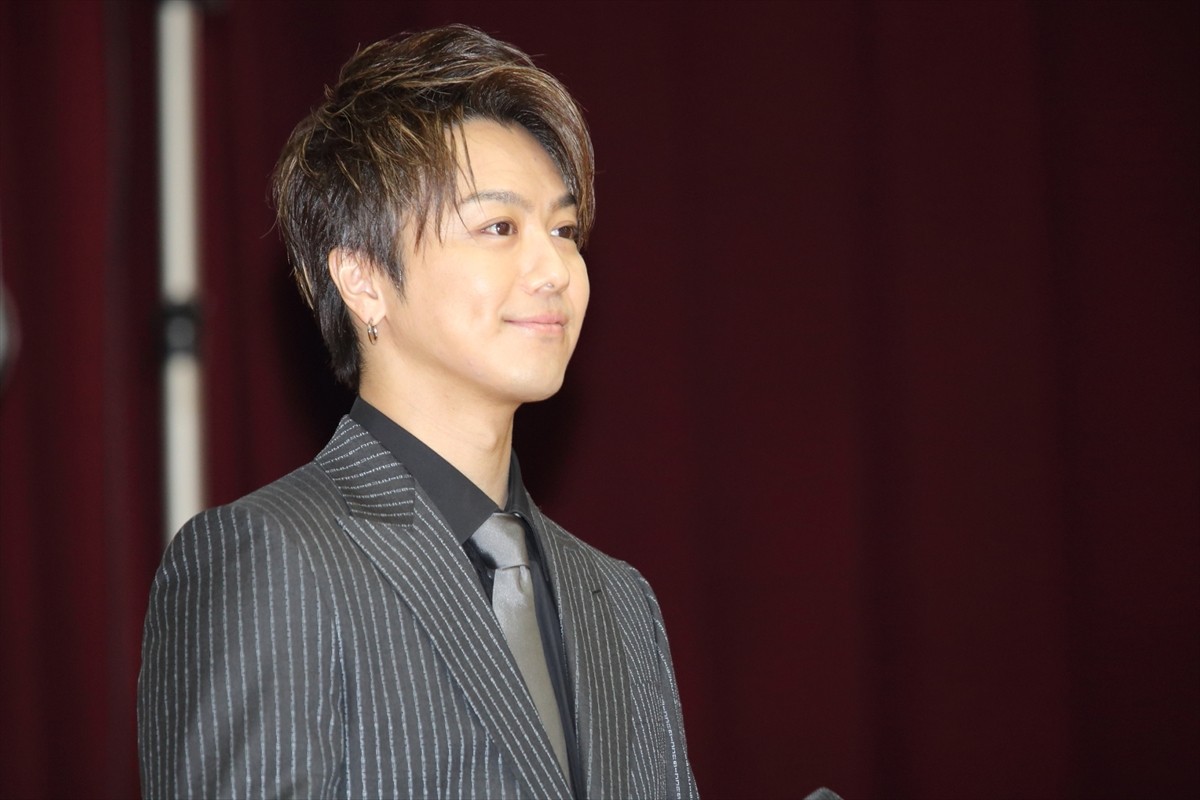 TAKAHIRO、ロケ地の高校にサプライズ登場！ 男子生徒からも「かっこいい！」