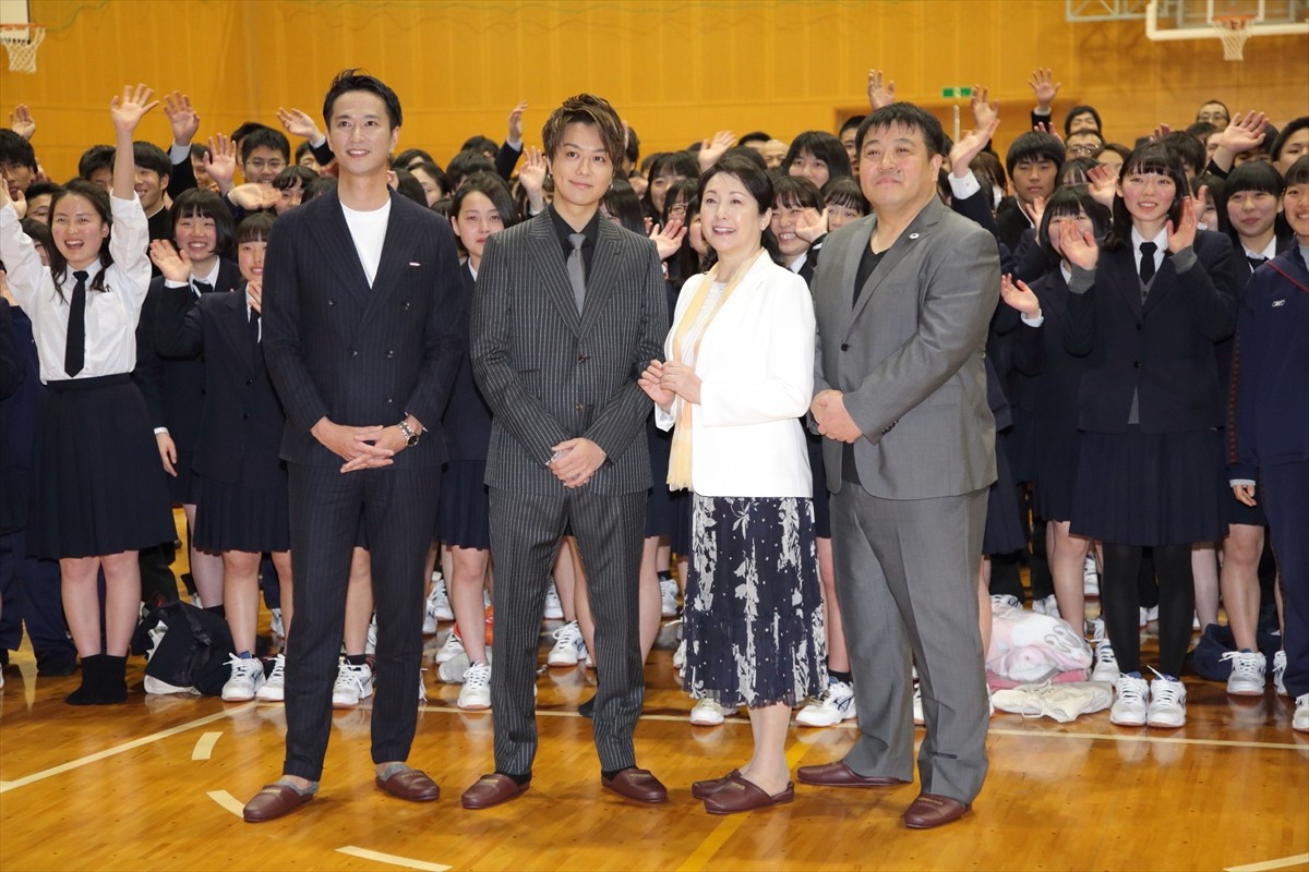 TAKAHIRO、ロケ地の高校にサプライズ登場！ 男子生徒からも「かっこいい！」