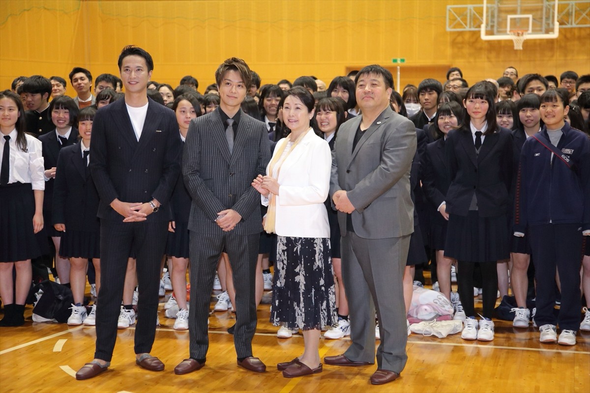 TAKAHIRO、ロケ地の高校にサプライズ登場！ 男子生徒からも「かっこいい！」