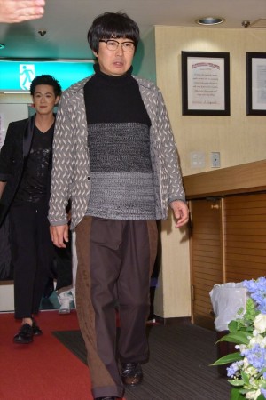 舞台『hymns』囲み取材に登場した中山祐一朗