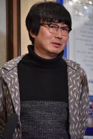 舞台『hymns』囲み取材に登場した中山祐一朗