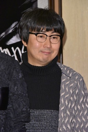 舞台『hymns』囲み取材に登場した中山祐一朗