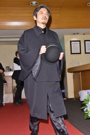 舞台『hymns』囲み取材に登場した陰山泰