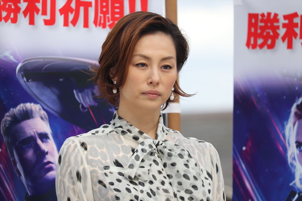 米倉涼子、アベンジャーズ勝利を祈願！ シリーズ完結に「信じられない」