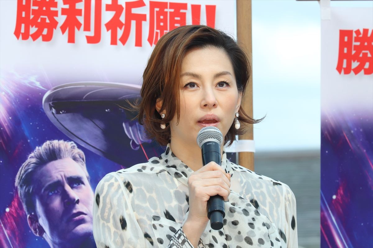米倉涼子、アベンジャーズ勝利を祈願！ シリーズ完結に「信じられない」