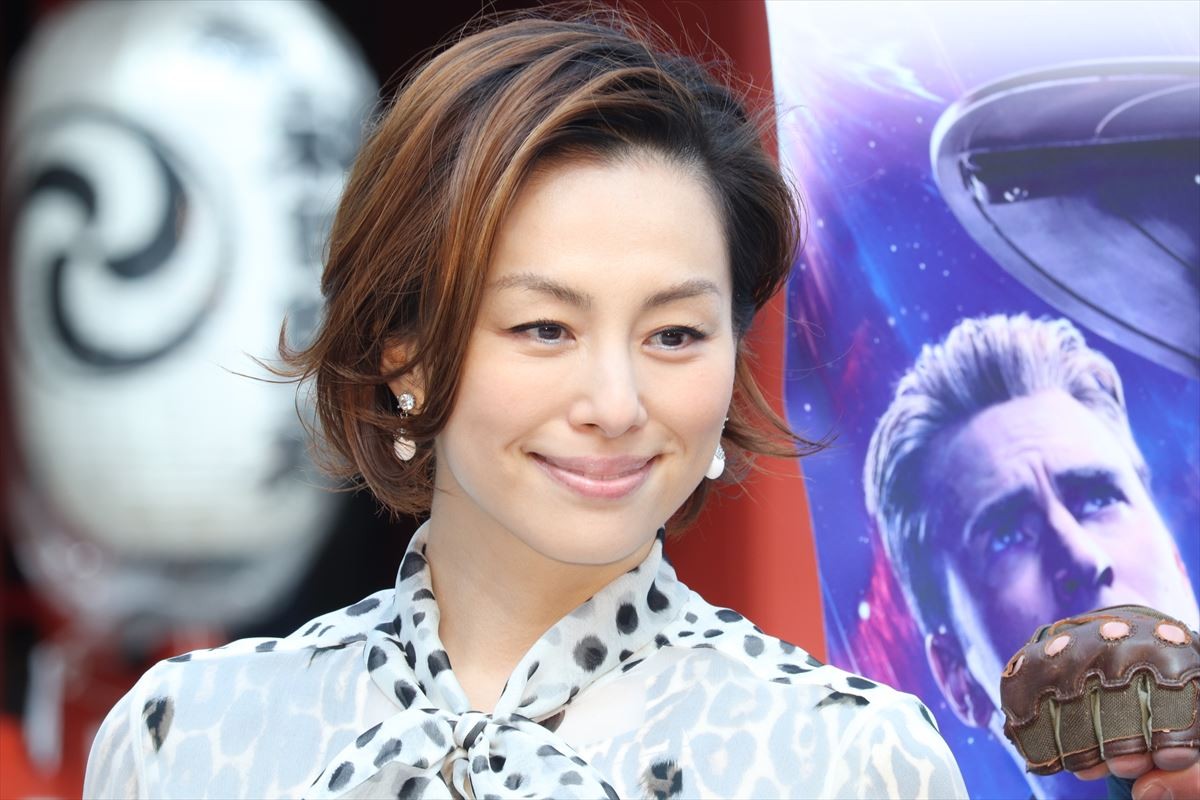 米倉涼子、アベンジャーズ勝利を祈願！ シリーズ完結に「信じられない」