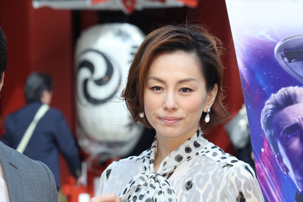 米倉涼子、アベンジャーズ勝利を祈願！ シリーズ完結に「信じられない」