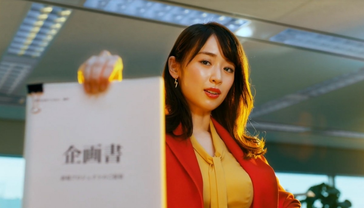 泉里香が新CMで演じる“ツンデレ上司”に視聴者メロメロ「良すぎてヤバい」「部下にして」