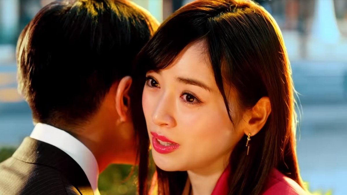 泉里香が新CMで演じる“ツンデレ上司”に視聴者メロメロ「良すぎてヤバい」「部下にして」