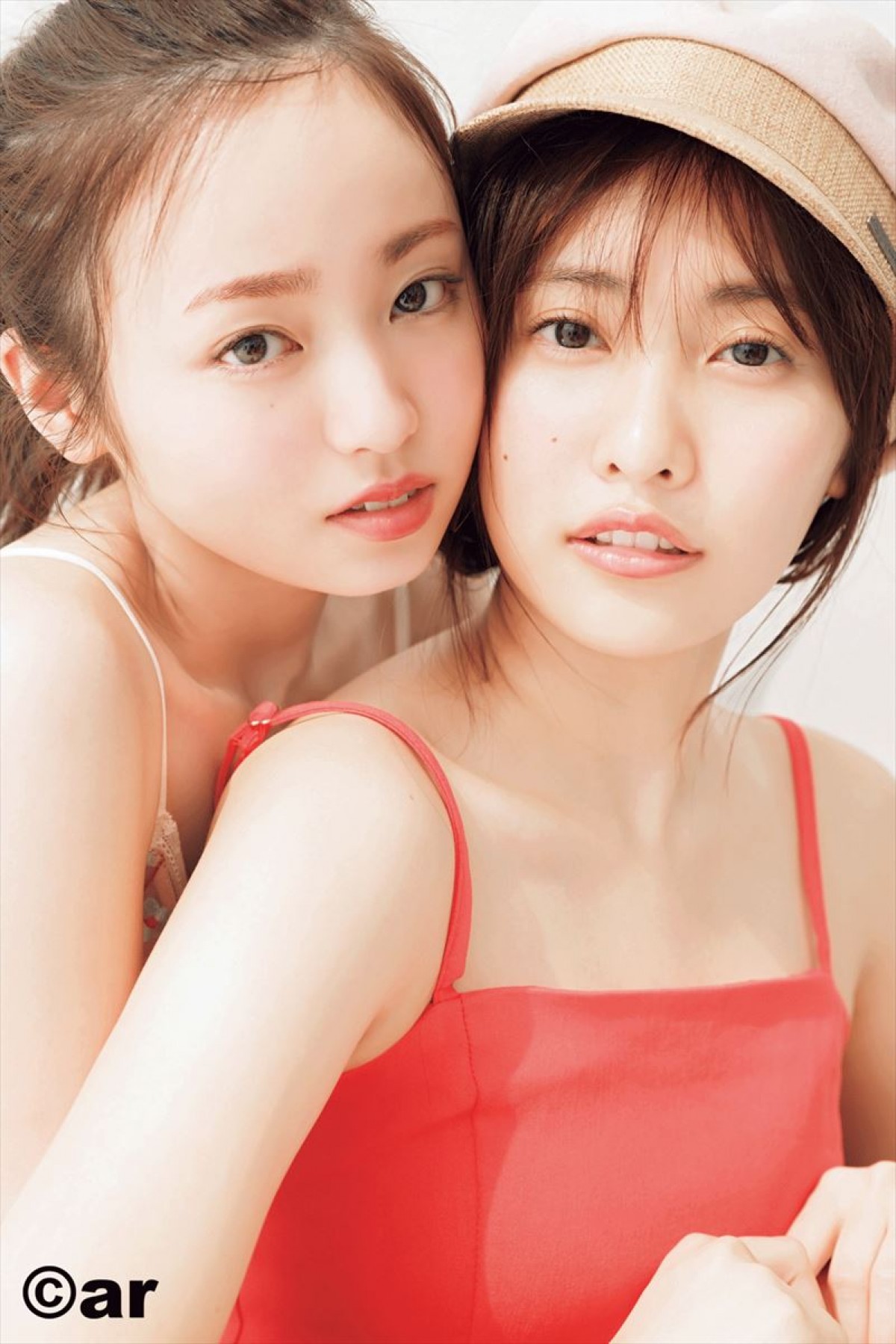 橋本環奈、美しい背中を大胆披露　肩出し＆美脚のセクシーショットも