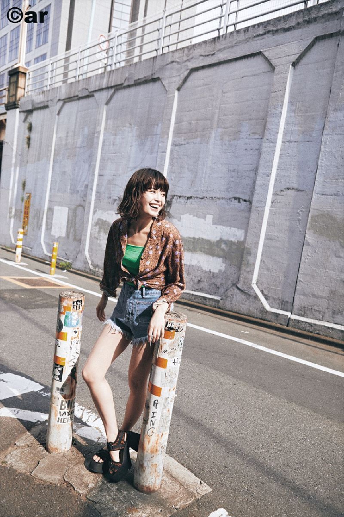 橋本環奈、美しい背中を大胆披露　肩出し＆美脚のセクシーショットも