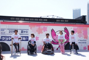 「500日前 東京2020 パラリンピックパークin豊洲」に出席した仲里依紗、中尾明慶