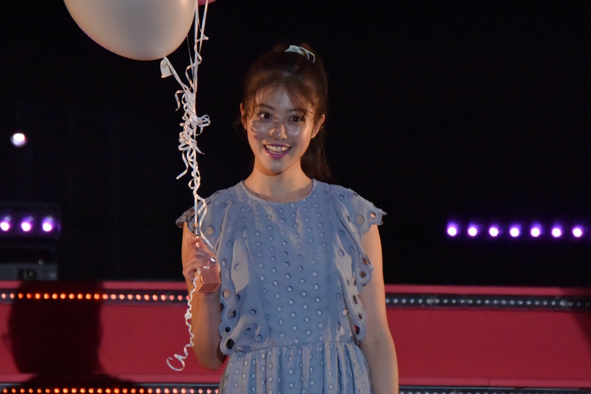 乃木坂46・齋藤飛鳥、今田美桜　爽やかコーデでキュートにファン魅了