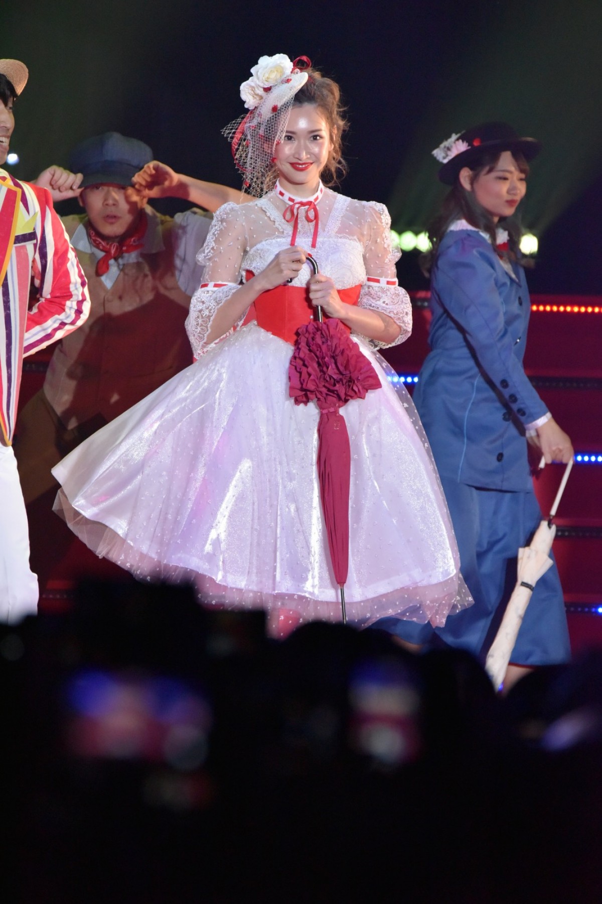 紗栄子、空中ブランコで登場！ 純白ドレスでダンスパフォーマンス