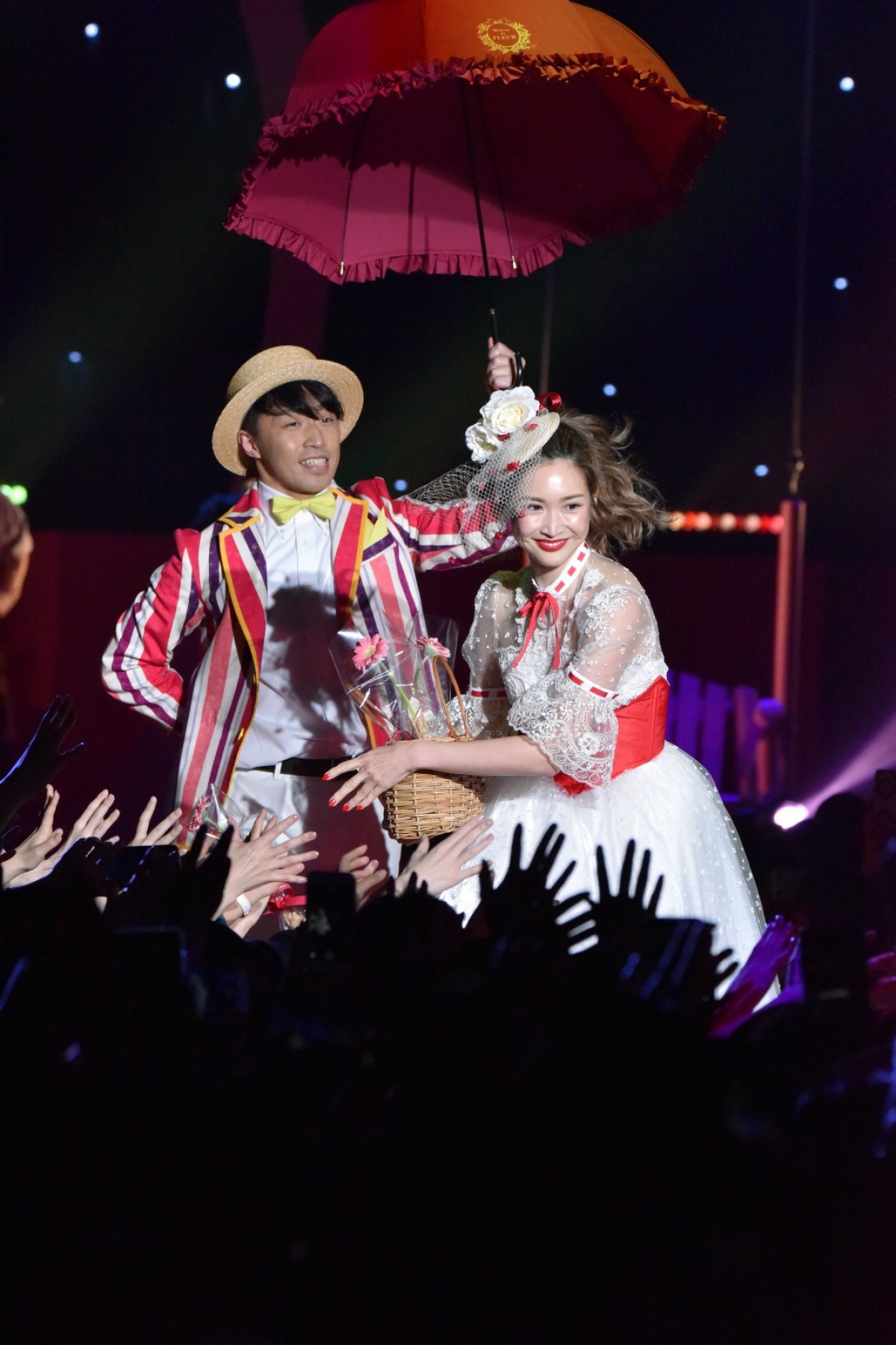 紗栄子、空中ブランコで登場！ 純白ドレスでダンスパフォーマンス