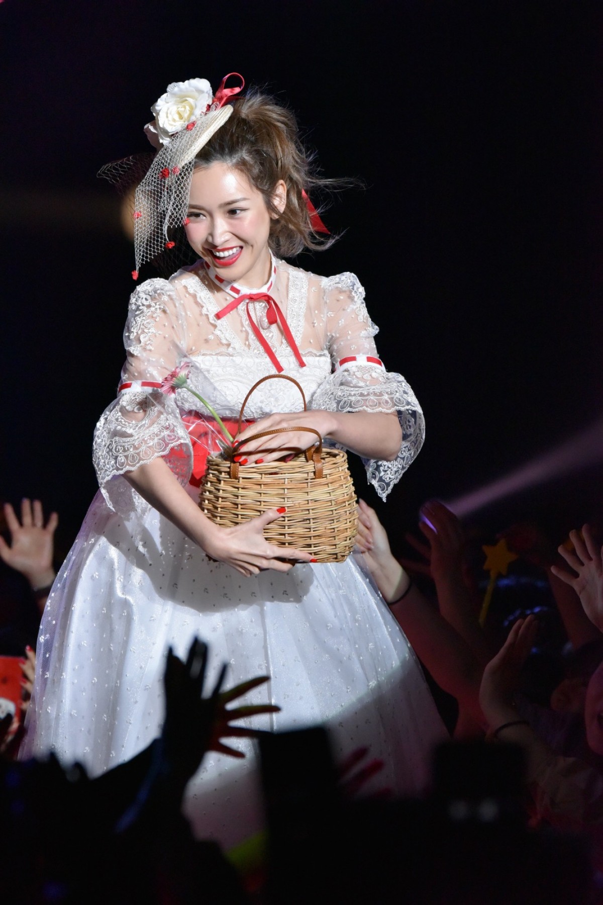 紗栄子、空中ブランコで登場！ 純白ドレスでダンスパフォーマンス