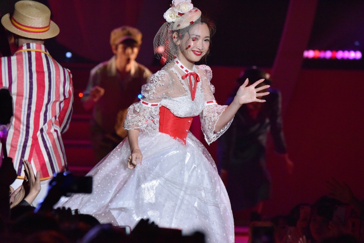 紗栄子、空中ブランコで登場！ 純白ドレスでダンスパフォーマンス