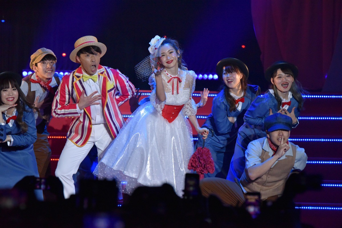 紗栄子、空中ブランコで登場！ 純白ドレスでダンスパフォーマンス