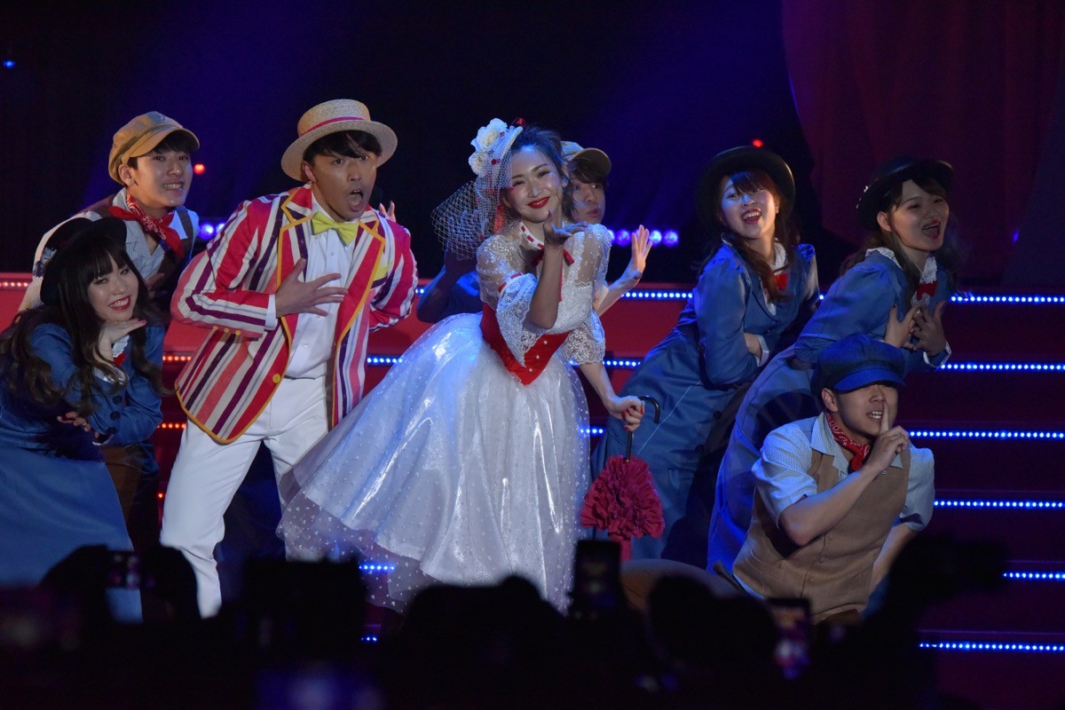 紗栄子、空中ブランコで登場！ 純白ドレスでダンスパフォーマンス