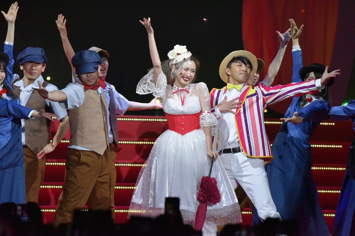 紗栄子、空中ブランコで登場！ 純白ドレスでダンスパフォーマンス