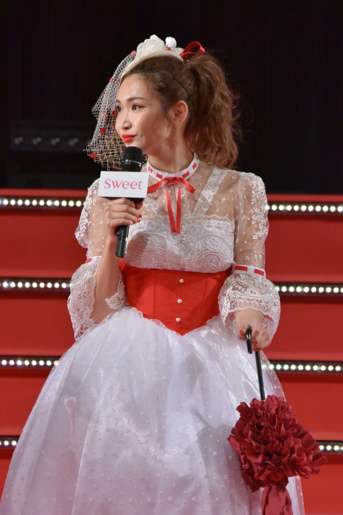 紗栄子、空中ブランコで登場！ 純白ドレスでダンスパフォーマンス