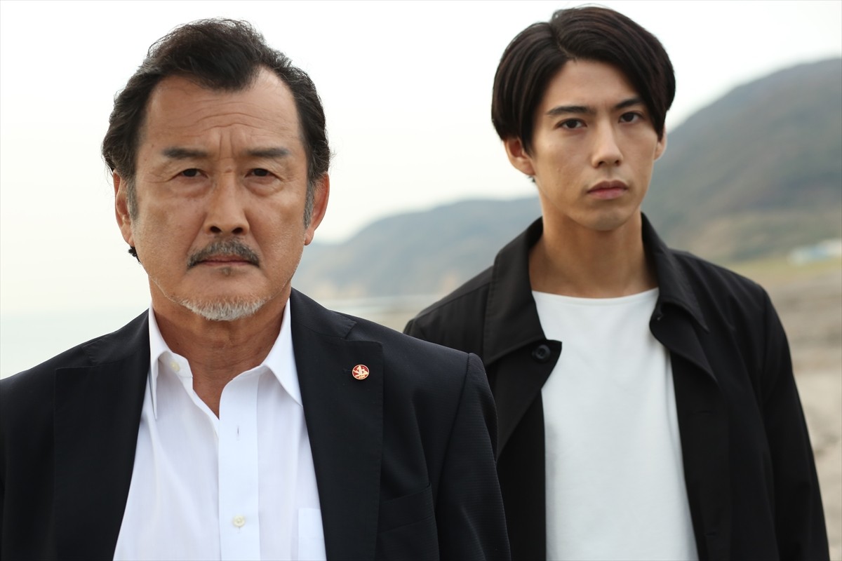『死命~刑事のタイムリミット~』に出演する(左から)吉田鋼太郎、賀来賢人