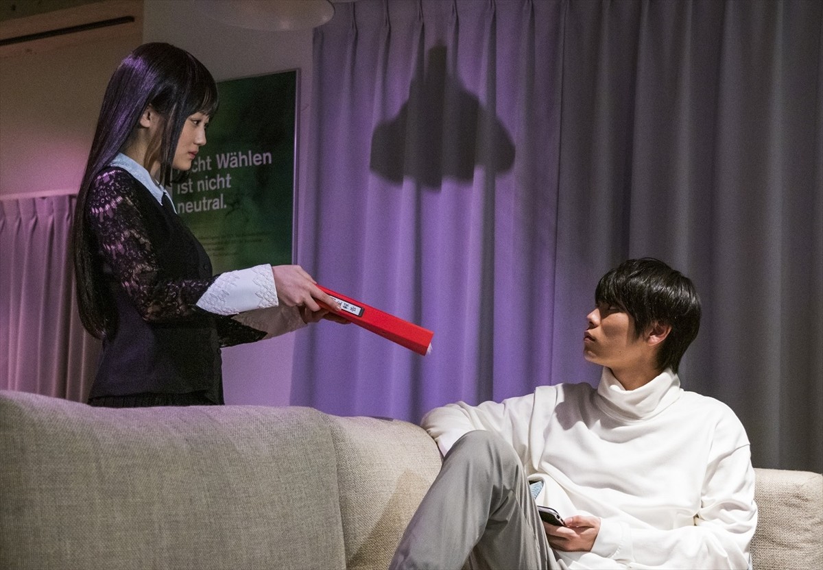 乃木坂46・山下美月が“馬乗り” 大胆シーンにネット驚き 『電影少女』第2話
