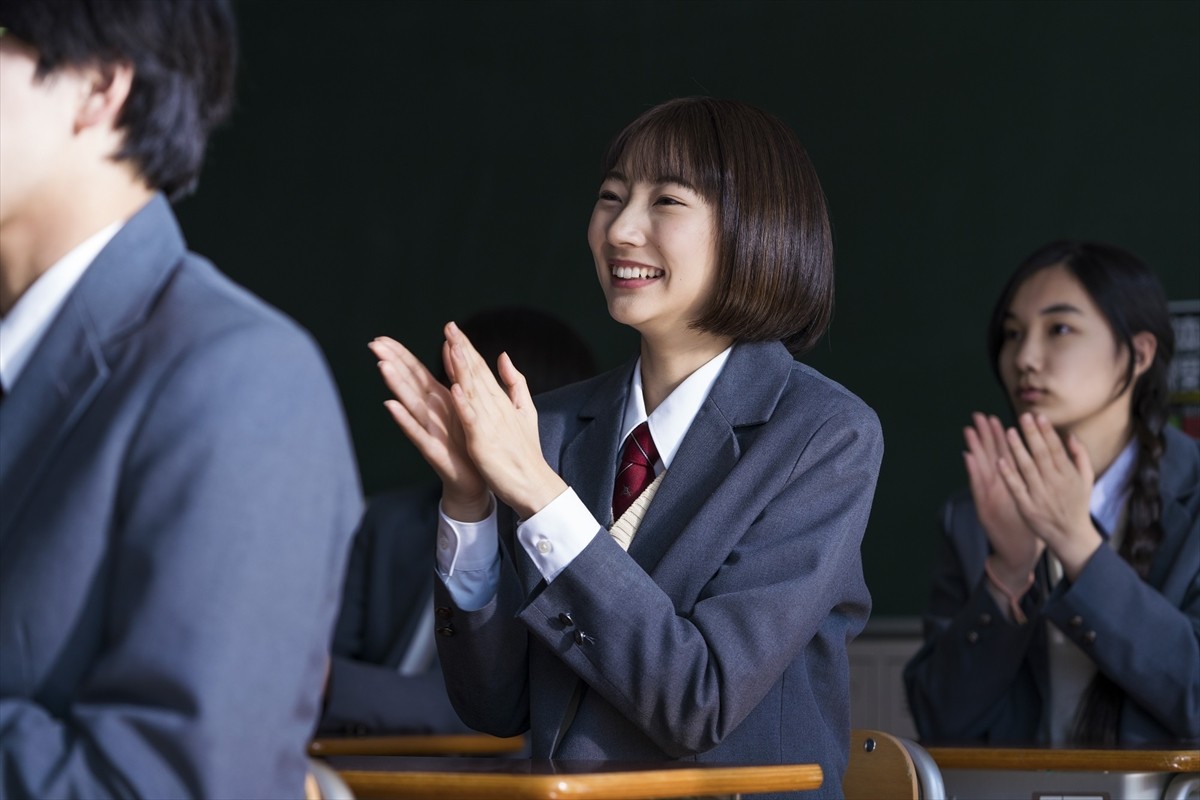 乃木坂46・山下美月が“馬乗り” 大胆シーンにネット驚き 『電影少女』第2話