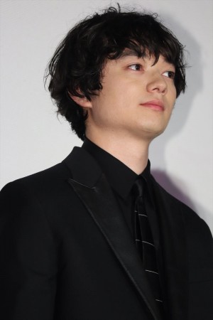 『パラレルワールド・ラブストーリー』完成披露 レッドカーペット＆舞台挨拶に登場した染谷将太