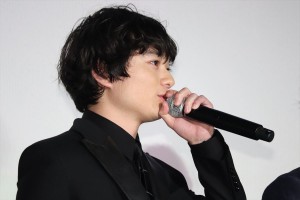 『パラレルワールド・ラブストーリー』完成披露 レッドカーペット＆舞台挨拶に登場した染谷将太