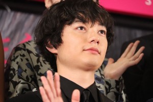 『パラレルワールド・ラブストーリー』完成披露 レッドカーペット＆舞台挨拶に登場した染谷将太