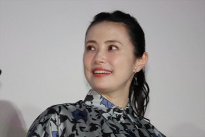 『パラレルワールド・ラブストーリー』完成披露 レッドカーペット＆舞台挨拶に登場した美村里江