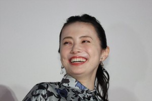 『パラレルワールド・ラブストーリー』完成披露 レッドカーペット＆舞台挨拶に登場した美村里江