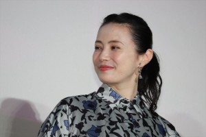 『パラレルワールド・ラブストーリー』完成披露 レッドカーペット＆舞台挨拶に登場した美村里江